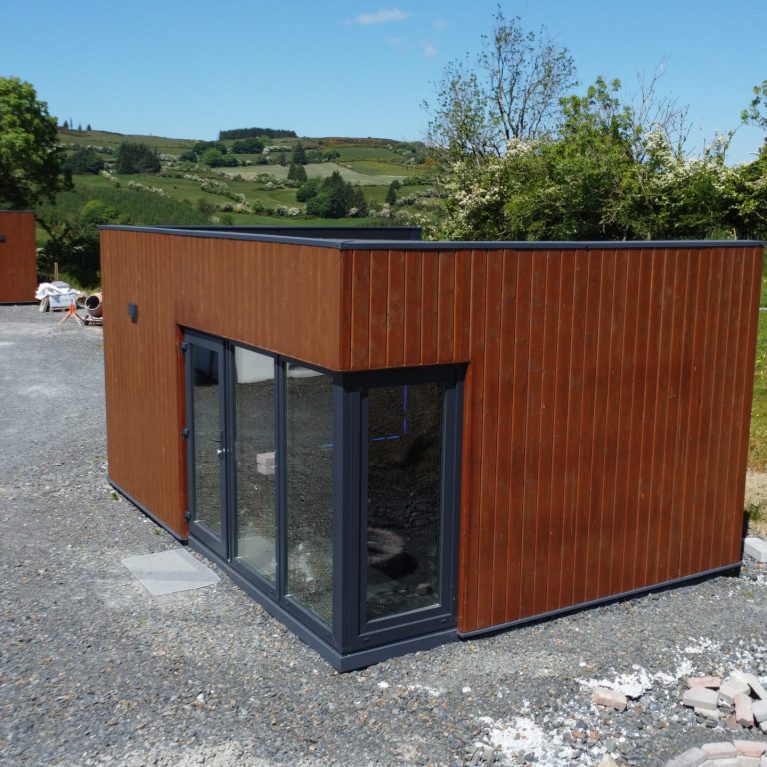 17m² garden gym in Kingscourt with natural spruce cladding and flat roof