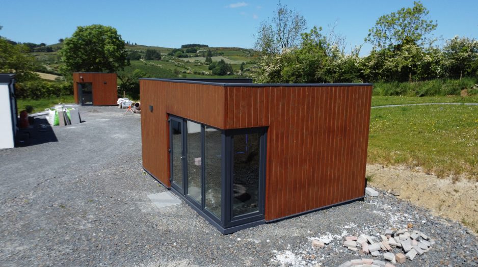 17m² garden gym in Kingscourt with natural spruce cladding and flat roof