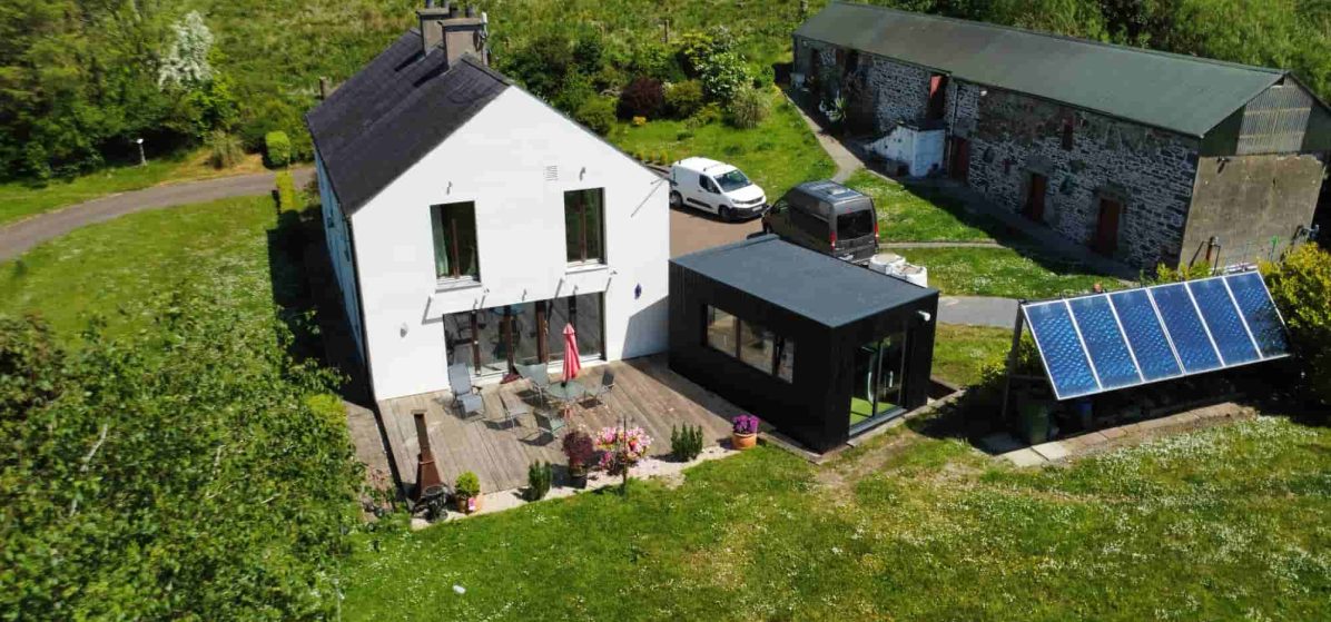 Flat-roof garden office finished with Firestone EPDM rubber membrane and Ruukki caps