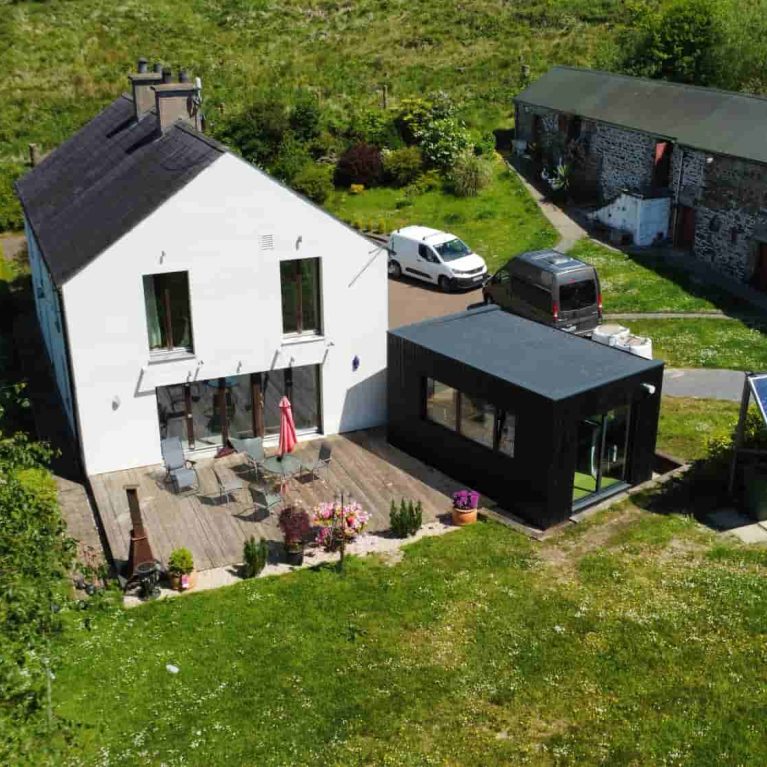 Flat-roof garden office finished with Firestone EPDM rubber membrane and Ruukki caps