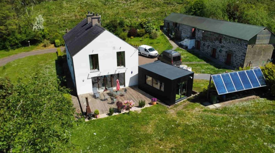 Flat-roof garden office finished with Firestone EPDM rubber membrane and Ruukki caps