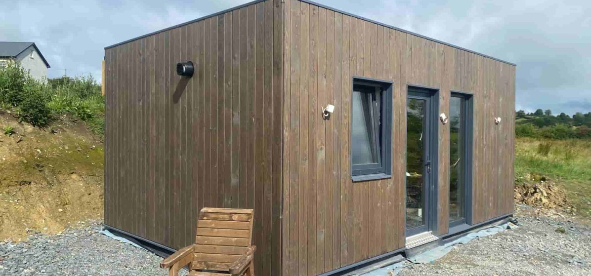 24m² modern garden room with flat roof and timber cladding