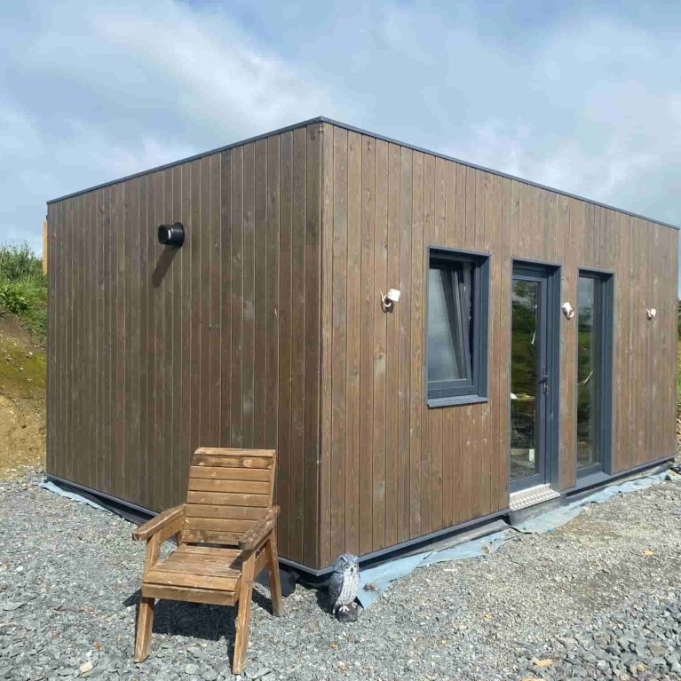 24m² modern garden room with flat roof and timber cladding