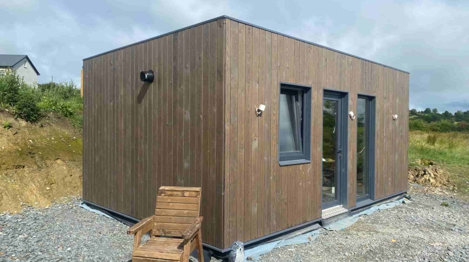 24m² modern garden room with flat roof and timber cladding